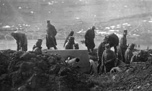 Војници укопавају хаубицу 120 мм Шнајдер-Кане М1910