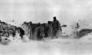 Војници уклањају снежне наносе са топа и каре 75 мм Шнајдер-Кане М1907