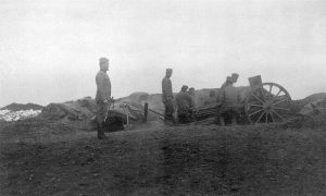 Топ 75 мм Шнајдер-Кане М1907 из батерије капетана Миленка Арсовића код Кемалија, у дејству