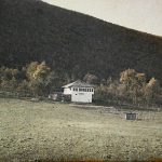 Кућа на падини са низом малих прозора, околина Сарајева, 16. октобар 1912. (фото www.albert-kahn.hauts-de-seine.fr)
