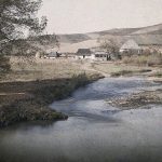 На путу за Илиџу, напред река и узвишења на левој обали, околина Сарајева, 16. октобар 1912. (фото www.albert-kahn.hauts-de-seine.fr)