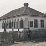 Полицајац испред општинске зграде, село Бивоље, 29. април 1913. (фото www.albert-kahn.hauts-de-seine.fr)