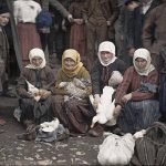 Група жена на пијаци држе кокошке и патке, Крушевац, 29. април 1913. (фото www.albert-kahn.hauts-de-seine.fr)