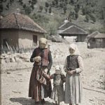 Жена на путу са мајком и ћерком, пут Крушевац Сталаћ, 29. април 1913. (фото www.albert-kahn.hauts-de-seine.fr)