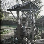 Циганка крај манастирског бунара, Грачаница, 5. мај 1913. (фото www.albert-kahn.hauts-de-seine.fr)