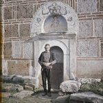 Послужитељ испред манастирске цркве, Грачаница, 5. мај 1913. (фото www.albert-kahn.hauts-de-seine.fr)