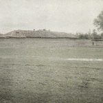 Мање насеље ограђено глиненим зидом, Косово Поље, 6. мај 1913. (фото www.albert-kahn.hauts-de-seine.fr)