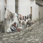 Цигани продају одећу, Приштина, 4. мај 1913. (фото www.albert-kahn.hauts-de-seine.fr)