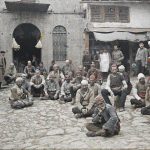 Група Цигана седи испред других становника и војника, Приштина, 4. мај 1913. (фото www.albert-kahn.hauts-de-seine.fr)