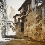 Земљана улица са кућама на спратове, Мелник, 17. септембар 2013. (фото www.albert-kahn.hauts-de-seine.fr)