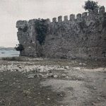 Ђошак зидина града и залив у позадини, Драч, 16. октобар 1913. (фото www.albert-kahn.hauts-de-seine.fr)