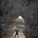 Албански муслиман у капији венецијанских зидина од цигле, Драч, 16. октобар 1913. (фото www.albert-kahn.hauts-de-seine.fr)