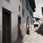 Циганка на улици са минаретом у позадини, Драч, 16. октобар 1913. (фото www.albert-kahn.hauts-de-seine.fr)
