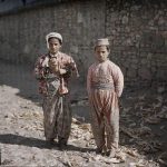 Мали Циганин и Албанац, Драч, 16. октобар 1913. (фото www.albert-kahn.hauts-de-seine.fr)