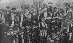 Српски војници деле своје следовање хлеба ослобођеним грађанима Македоније