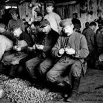 Интернирци љуште кромпир, логор Штаргард (фото grandeguerre.icrc.org)