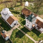 Бела црква у Карану из 14. века (фото Бојан Радојичић)