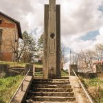 Јужни прилаз спомен-чесми на Поповој Води крај Ужица (фото Бојан Радојичић)