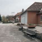 Спомен плоче на објекту Месне заједнице Равни код Ужица (фото Бојан Радојичић)