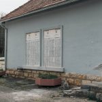 Спомен плоче на објекту Месне заједнице Равни код Ужица (фото Бојан Радојичић)