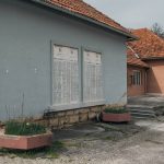 Спомен плоче на објекту Месне заједнице Равни код Ужица (фото Бојан Радојичић)