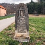Натпис на крајпуташу Ненаду Старчевићу у Волујцу (фото Бојан Радојичић)
