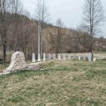 Спомен-чесма и крајпуташи крај Дервенте у Збојштици (фото Бојан Радојичић)