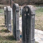 Крајпуташи поред спомен-чесме у Збојштици (фото Бојан Радојичић)
