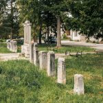 Спомен-чесма и крајпуташи у центру Биоске (фото Бојан Радојичић)
