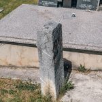 Споменик Радомиру Мијатовићу на гробљу у Ивановићима, Гостиница (фото Бојан Радојичић)