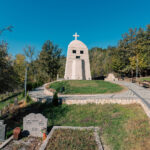 Спомен костурница у Вардишту (фото Бојан Радојичић)