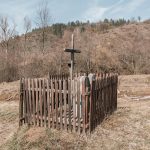 Крајпуташи Радоју и Милосаву Бакићима у Јабланици (фото Бојан Радојичић)