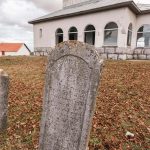Споменик Млађену Томићу у порти Цркве Рођења Пресвете Богородице у Шљивовици (фото Бојан Радојичић)