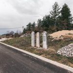 Крајпуташи у центру Алин Потока (фото Бојан Радојичић)
