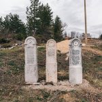 Крајпуташи у центру Алин Потока (фото Бојан Радојичић)