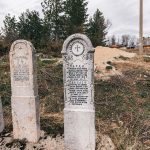 Крајпуташ Марку и Благоју Николићима у центру Алин Потока (фото Бојан Радојичић)