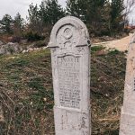 Крајпуташ Видоју Грујичићу у центру Алин Потока (фото Бојан Радојичић)
