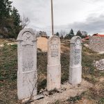 Крајпуташи у центру Алин Потока (фото Бојан Радојичић)