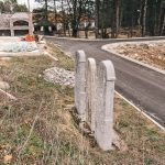Крајпуташи у центру Алин Потока (фото Бојан Радојичић)