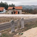 Крајпуташи у центру Алин Потока (фото Бојан Радојичић)