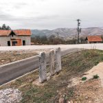 Крајпуташи у центру Алин Потока (фото Бојан Радојичић)