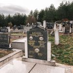 Споменик Анђељку и Зарији Ђоковићима на гробљу у чајетинској Трнави (фото Бојан Радојичић)