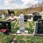 Споменик Урошу, Владимиру и Станисаву Коларевићима на гробљу у Бакионици (фото Бојан Радојичић)