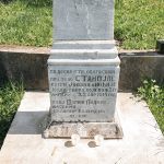 Споменик Урошу, Владимиру и Станисаву Коларевићима на гробљу у Бакионици (фото Бојан Радојичић)