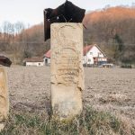 Крајпуташи испод Радучког брда у Честобродици (фото Бојан Радојичић)