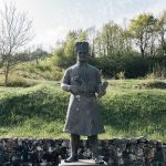 Споменик и спомен-чесма Милоша Обреновића крај Цркве Светих Апостола Петра и Павла у Горњој Добрињи (фото Бојан Радојичић)