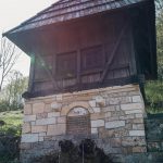 Споменик и спомен-чесма Милоша Обреновића крај Цркве Светих Апостола Петра и Павла у Горњој Добрињи (фото Бојан Радојичић)