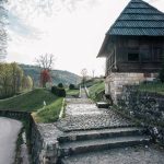 Споменик и спомен-чесма Милоша Обреновића крај Цркве Светих Апостола Петра и Павла у Горњој Добрињи (фото Бојан Радојичић)