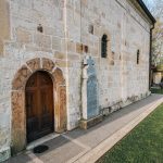 Споменик уз спољни зид Цркве Светих Апостола Петра и Павла у Горњој Добрињи (фото Бојан Радојичић)