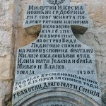 Споменик уз спољни зид Цркве Светих Апостола Петра и Павла у Горњој Добрињи (фото Бојан Радојичић)